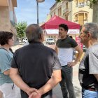 El portaveu del grup parlamentari dels Comuns al Parlament, David Cid, parlant amb veïns de Tremp.