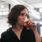 La presidenta de la Comunidad de Madrid, Isabel Díaz Ayuso, se bebe una caña de cerveza durante una visita a una fábrica de cerveza artesanal en una imagen de archivo.