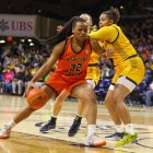 Erika Porter bota la pilota davant l’oposició d’una rival. - HOJA/JONATHAN AGUILAR