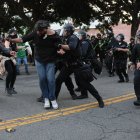 Policies de Los Angeles detenen un ciutadà en les protestes contra les batudes a migrants. - EFE/ALLISON DINNER