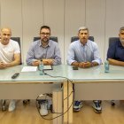 Membres del consistori, ahir amb propietaris afectats. - JORDI ECHEVARRIA