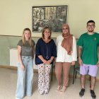 L’alcaldessa d’Aitona, Rosa Pujol, amb els dinamitzadors. - AJUNTAMENT D’AITONA