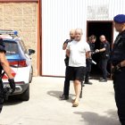 Imatge del trasllat d’un dels tres detinguts des de la nau a la comissaria. - MAGDALENA ALTISENT