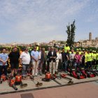 Fotografia dels representants municipals, veïnals, empreses concessionàries i empleats de jardineria ahir en la presentació del nou servei a la plaça Blas Infante. - IGC