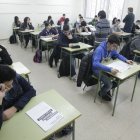 Alumnes realitzant les proves de competències bàsiques en una imatge d'arxiu.