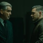 Conrad Harrigan (Pierce Brosnan) i Harry Da Souza (Tom Hardy). - SKYSHOWTIME