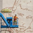 L’artista Oriol Arumí, el 3 de juny passat, davant del mural. - JORDI ECHEVARRIA