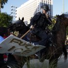 Les autoritats i els manifestants s’enfronten a Los Angeles. - EFE/EPA/CAROLINE BREHMAN