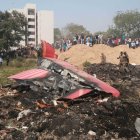 Persones busquen possibles supervivents entre la runa. - UNI / XINHUA NEWS