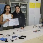 Laia Duran i Aracely Ioana mostrant el resultat del seu experiment al laboratori de l’institut. - C. MARSIÑACH