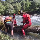 El tronc va haver de ser serrat abans d’extreure’l del curs del riu a la zona de la Moleta de Roní. - ASSOCIACIÓ DE TURISME ACTIU DEL PALLARS SOBIRÀ