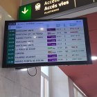 Cartel informativo de la estación Lleida-Pirineus informando de la demora