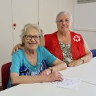 Jovita Ferrer, usuària, i Mari Ángeles Fernández, voluntària, ahir a Creu Roja Lleida. - AMADO FORROLLA