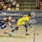Gimena Gómez, pressionada per Paula Vilamala, a qui va negar un gol clar en el tram final. - CLARA LIÁÑEZ