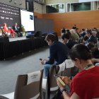 Empresàries i empresaris van votar ahir en directe en el moment del baròmetre, conduït per la periodista Mariví Chacon. - C.SANS