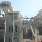 Cossos de bombers treballant en un edifici afectat pels bombardejos israelians a Teheran, la capital del país. - EFE/EPA/ABEDIN TAHERKENAREH