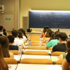 Alumnes abans d’iniciar una de les proves. - MAGDALENA ALTISENT