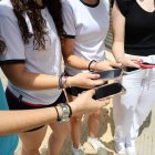 Un grup d’adolescents de Lleida amb els telèfons mòbils. - AMADO FORROLLA