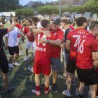 Els jugadors i aficionats de l’Alpicat celebren l’ascens de categoria. - LAIA PEDRÓS