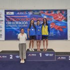 Emma Carrasco (centre), al podi amb la medalla d’or. - RFEN