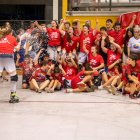 Plantilla i aficionats que van acompanyar l’equip a Girona celebren l’ascens a la pista del Girona. - ANIOL MORAL
