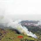 Imatge de l’incendi que va provocar el tall de carretera que dona accés a Cadaqués. - BOMBERS DE LA GENERALITAT