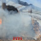 Les flames van calcinar ahir un paller a Vilalta. - BOMBERS DE LA GENERALITAT