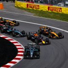 George Russell manant durant la prova d’ahir, amb els McLaren per l’exterior abans que protagonitzessin un accident que va deixar Norris fora de combat. - EUROPA PRESS