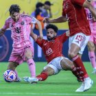 Messi prova d’evitar l’entrada d’un rival de l’Al-Ahly. - EFE