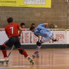 Iker Bosch remata a porta en una acció del partit d’ahir. - CLARA LIÁÑEZ