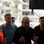 El primer ministre israelià, Benjamin Netanyahu, ahir en la seua visita als barris assolits per míssils iranians a la ciutat de Bat Yam. - EUROPA PRESS