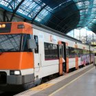 Un tren de Rodalies a l'estació de França de Barcelona.