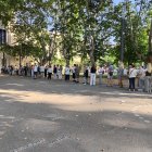 La larga cola se formó en el exterior del Rectorat a primera hora de la mañana.