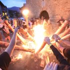 Los primeros ‘fallaires’ que iniciaron su descenso desde la localidad de Olp