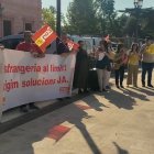Els treballadors d’Estrangeria es van concentrar ahir davant la subdelegació del Govern central. - CCOO LLEIDA