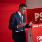 Pedro Sánchez compareix en roda de premsa a Ferraz després de la reunió de l’Executiva del PSOE. - ALEJANDRO MARTÍNEZ VÉLEZ / EUROPA PRESS
