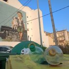 Contenidors plens d’escombraries, ahir en un carrer de Binèfar.; Array