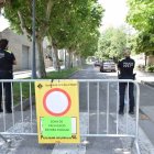 Dos agents de la policia local vigilen que cap vehicle accedeixi a la zona escolar. - C.SANS
