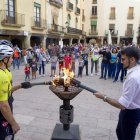 L’alcalde Jan Pomés, amb membres de la Penya Ciclista que van portar la Flama del Canigó l’any passat. - X.SANTESMASSES