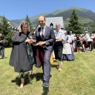El conseller de Presidència, Albert Dalmau i la síndica d'Aran, Maria Vergés, ballant danses araneses durant la Hèsta d'Aran.