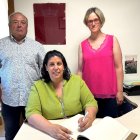 La delegada del Govern a Lleida, Núria Gil, amb l'alcaldessa de Nalec, Maria Assumpció Sansó, durant una visita al consistori

Data de publicació: dimarts 17 de juny del 2025, 15:38

Localització: Nalec
La delegada del Govern a Lleida, Núria Gil, amb l'alcaldessa de Nalec, Maria Assumpció Sansó, durant una visita al consistori 
 

La intervenció a cal Miró consisteix en dues actuacions. La primera inclou l'habilitació, a la planta baixa de l'edifici, d'un espai per a una agrobotiga i de sales polivalents multiusos per a la realització d'activitats socioculturals, amb la fusteria exterior i interior, la dotació de les instal·lacions d'electricitat, enllumenat, abastament d'aigua i xarxa d'evacuació d’aigües pluvials i residuals, i un lavabo.

També inclou la consolidació estructural dels murs de càrrega de la planta baixa i dels coronaments d'aquests murs i de les façanes principal i laterals, així com l'execució de la fonamentació i murs de formigó armat corresponent al futur nucli d'accessos de la part posterior de l'edifici i la restitució de la coberta terminal de l'edifici.

La intenció del consistori és construir nous habitatges a les plantes superiors per tal d'oferir-los a un preu assequible per poder atraure noves famílies al municipi. La segona actuació preveu la urbanització de l'antic pati posterior de cal Miró com a espai lliure i públic al servei de tota la població.

L'edifici històric, d'uns mil metres quadrats, data del segle XVII i està declarat Bé Cultural d'Interès Local (BCIL). L'edifici va passar a ser de titularitat municipal fa set anys i, a través d'una consulta popular, els veïns i veïnes van decidir no enderrocar-lo. L'Ajuntament havia previst iniciar les obres mitjançant una subvenció del PUOSC anterior (quinquenni 2020-2024), però l'esfondrament parcial de la teulada i els seus efectes sobre la fermesa de l'edifici van obligar a replantejar el projecte d'actuació inicialment presentat.

L'assignació total del PUOSC que li correspon a Nalec en el quinquenni actual és de 405.711 euros. L'Ajuntament destinarà la part no dedicada a la rehabilitació de cal Miró a l'arranjament de carrers.

La delegada del Govern a Lleida, Núria Gil, i l'alcaldessa de Nalec, Maria Assumpció Sansó, han mantingut una reunió aquest dimarts per fer seguiment del projecte de cal Miró i de la resta d'actuacions de millora dels serveis municipals que compten amb suport de la Generalitat.

Gil ha destacat la voluntat del Govern de "reforçar el seu suport als municipis, especialment als rurals, perquè puguin millorar la qualitat de vida dels seus veïns i veïnes, generar oportunitats de vida i arrelar població". "Contribuir-hi encara més ha estat el propòsit del Govern a l'hora de dissenyar un nou PUOSC amb més recursos, amb més facilitats en la seva tramitació i amb més autonomia de decisió per als ajuntaments", ha assenyalat.