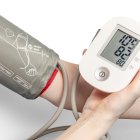 Una persona midiéndose la tensión arterial.