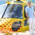Jesús Calleja, al costat del seu nou helicòpter, un Airbus. - MEDIASET