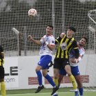 Pedrós refusa una pilota aèria en un partit d’aquesta temporada. - SANTI IGLESIAS