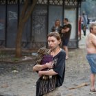 Residents amb les seues mascotes al lloc d’un edifici atacat. - VIACHESLAV ONYSHCHENKO / SOPA IMAG / DPA