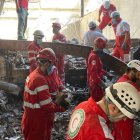L’equip de rescat treballa en un edifici danyat a Teheran. - IRCS / ZUMA PRESS WIRE / DPA
