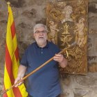 Toni Millet sosté la vara que va rebre a l’assumir l’alcaldia.