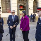 Ibarz, a l’esquerra, conversant amb la consellera Parlon i l’alcalde el dia de Santa Cecília. - JORDI ECHEVARRIA