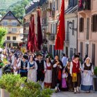 La desfilada de pendons va formar part de la festa, que commemora la recuperació el 1991 de les institucions d’Aran. - MARC CODINAS