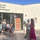 Les famílies, accedint al centre portant els seus propis ventiladors. - AFA ARNAU BERENGUER